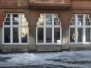 2020 a 2021 okna v přízemí Café Henke